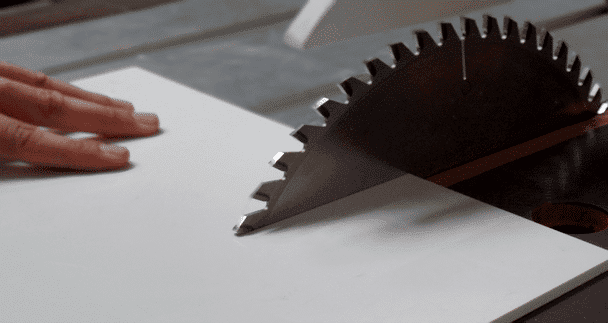 Découpe de plaques plastiques